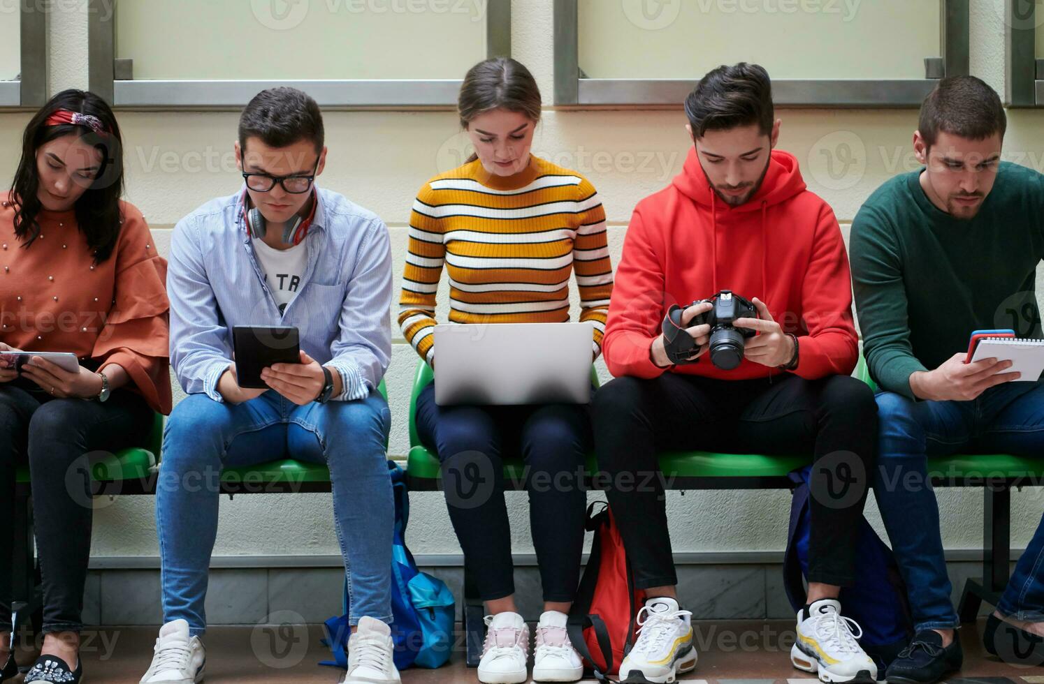 elever använder modern teknik i skolan för att skapa projekt foto