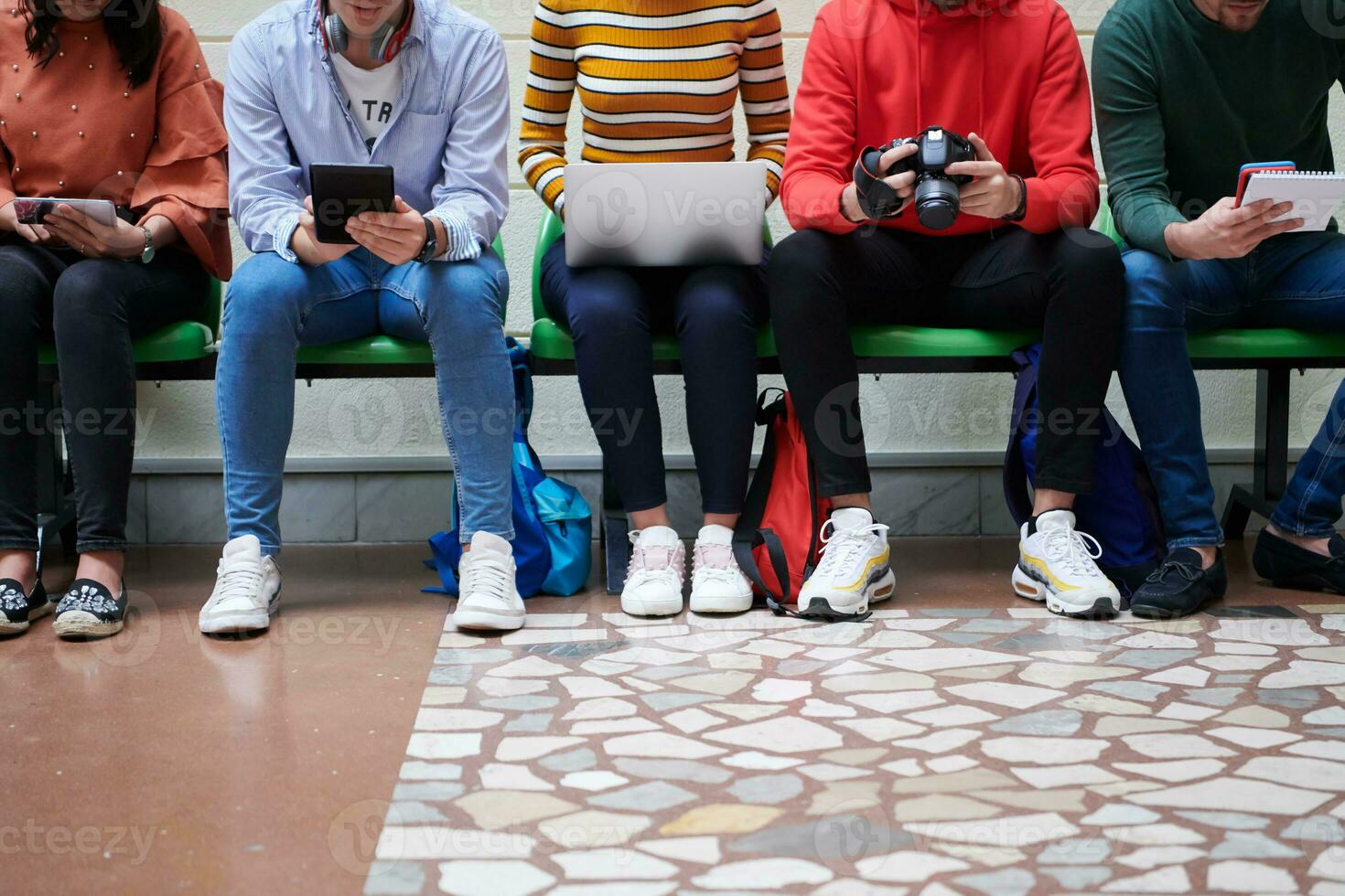 elever använder modern teknik i skolan för att skapa projekt foto