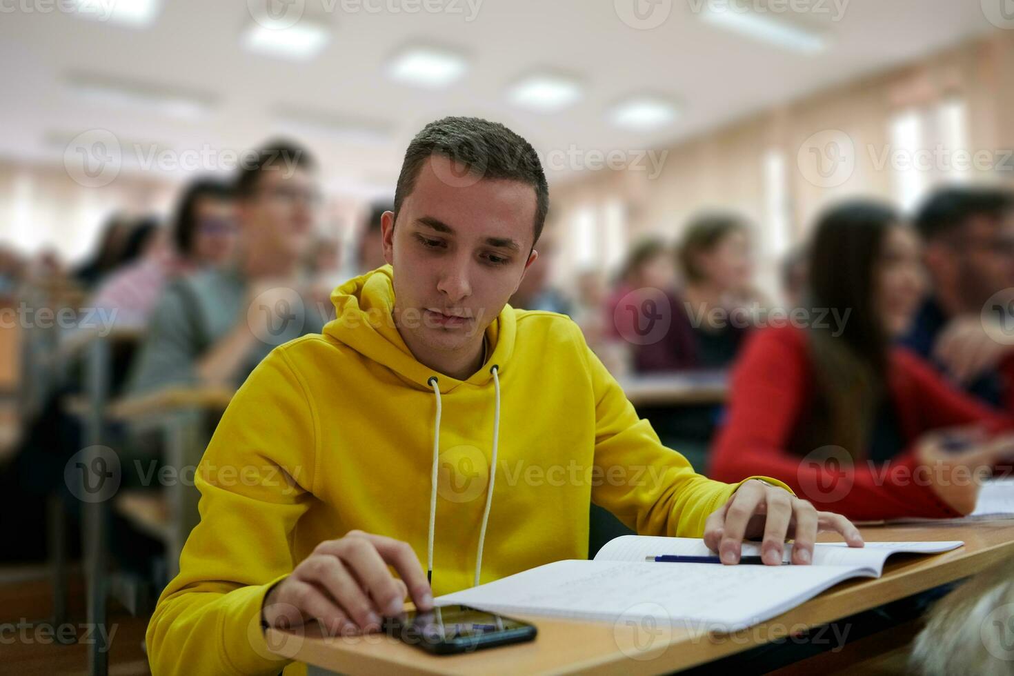 studerande använder sig av en kalkylator medan beräknande i en matematik klass foto