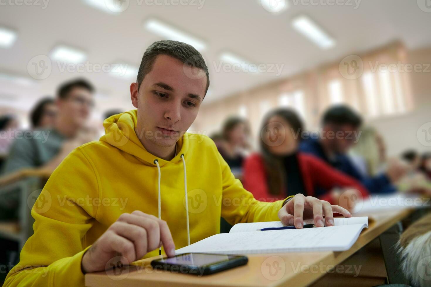 studerande använder sig av en kalkylator medan beräknande i en matematik klass foto