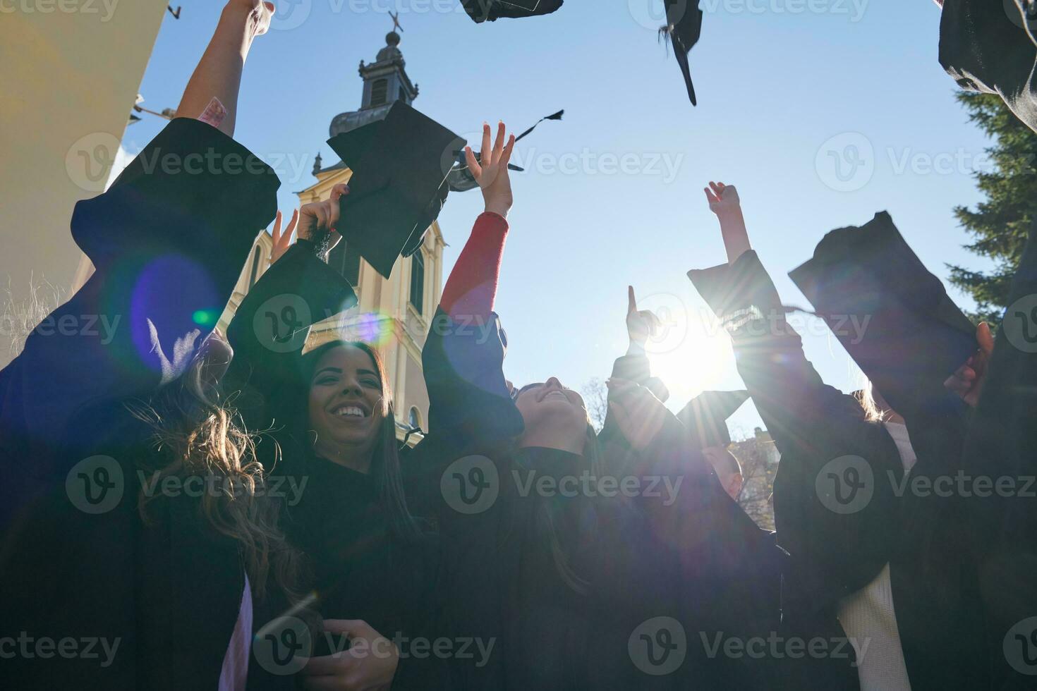 grupp av olika internationell examen studenter fira foto