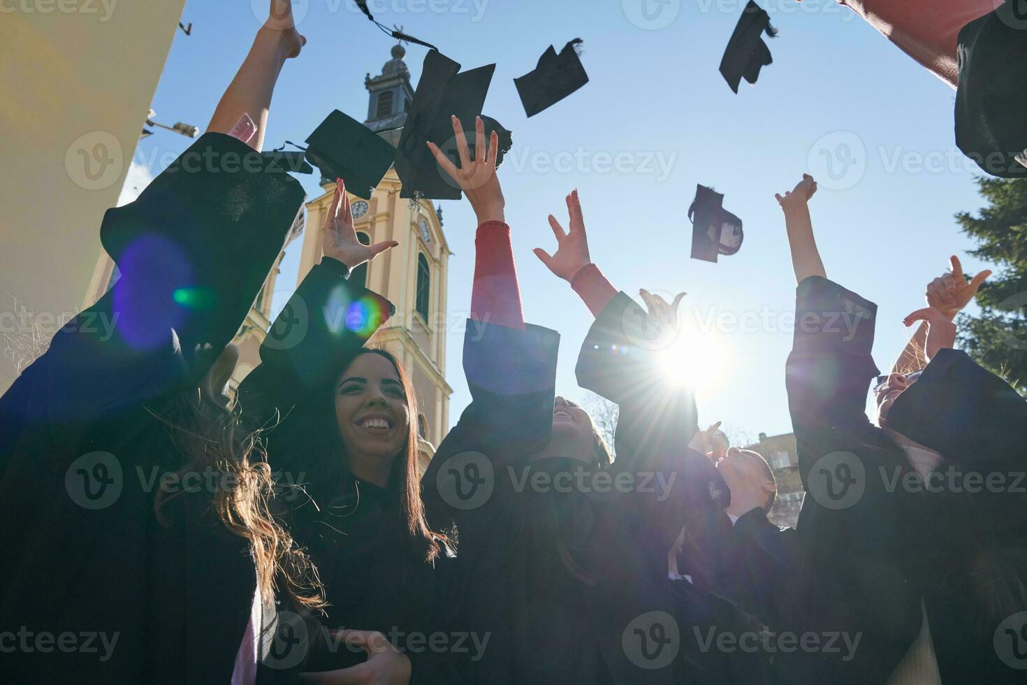 grupp av olika internationell examen studenter fira foto