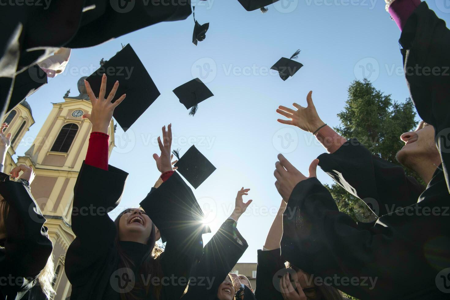 grupp av olika internationell examen studenter fira foto