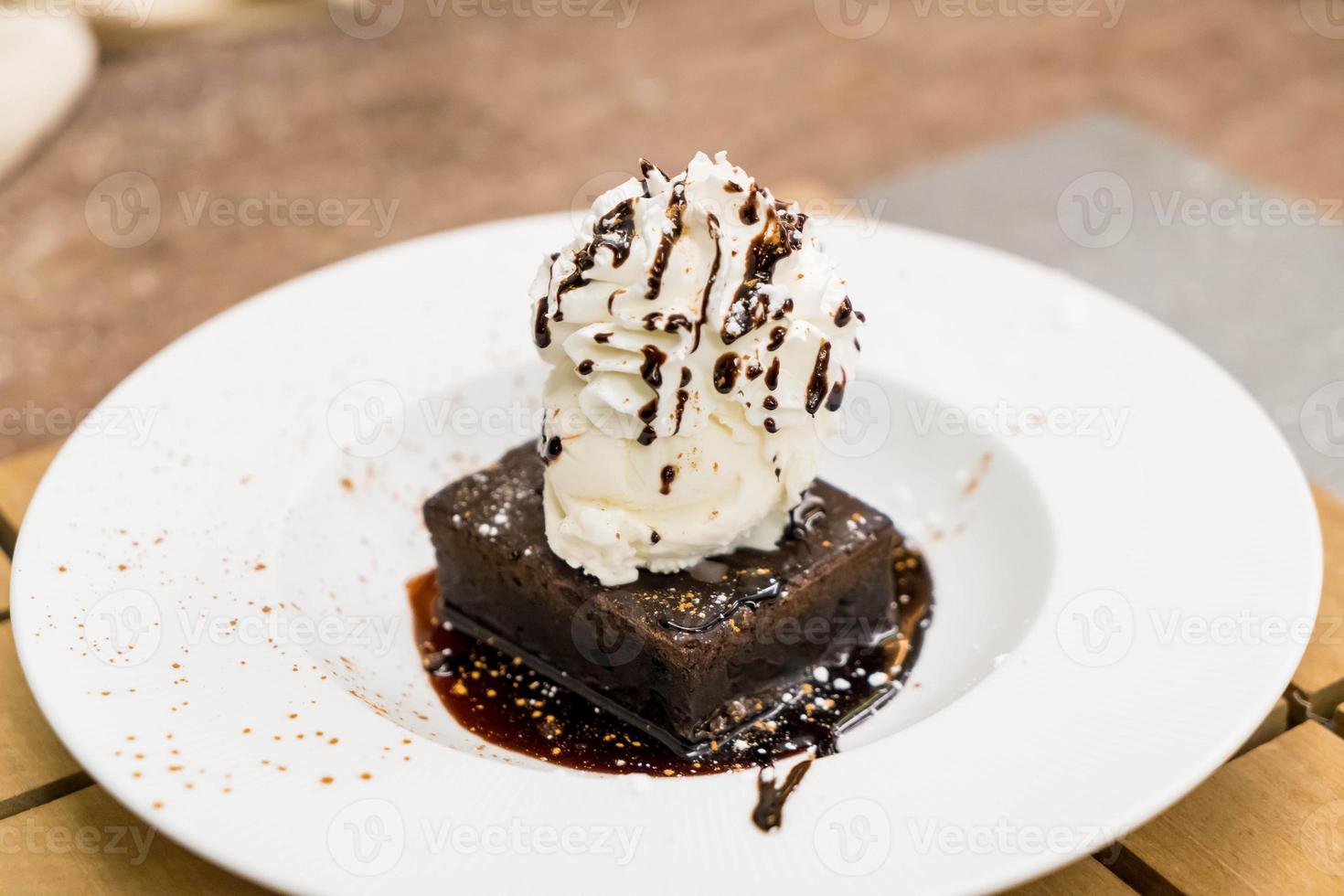 brownie sundae med en skopa vaniljglass foto