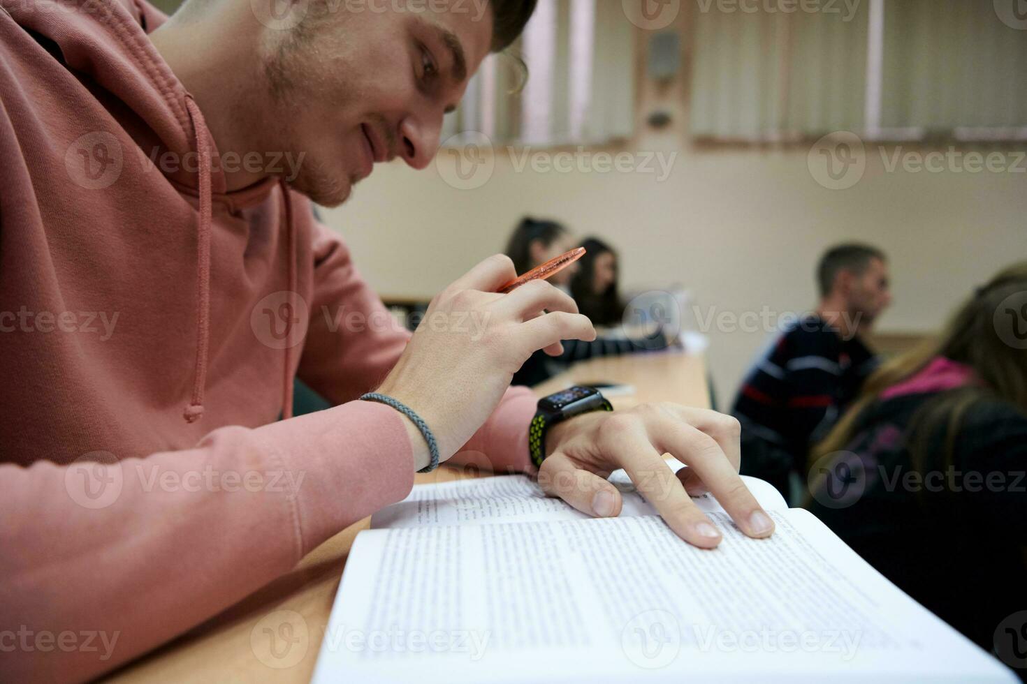 de studerande användningar en smart klocka i matematik klass foto