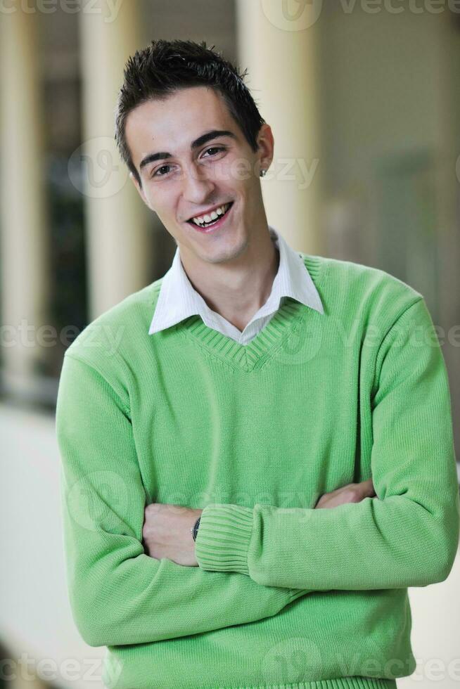 studerande manlig porträtt på campus foto