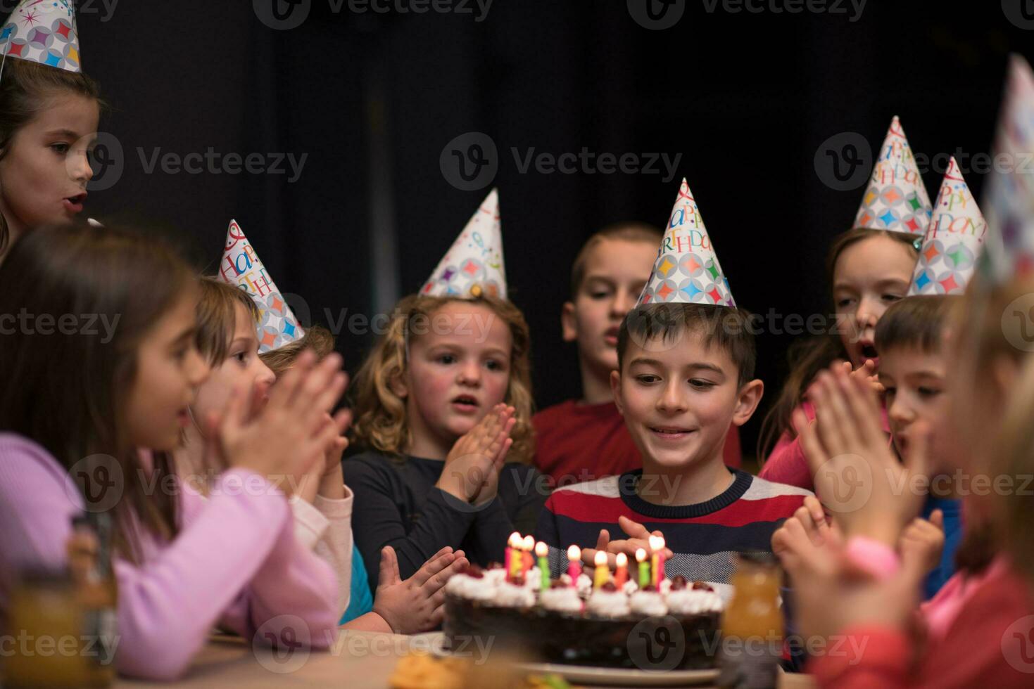 de ung pojke glatt fira hans födelsedag foto