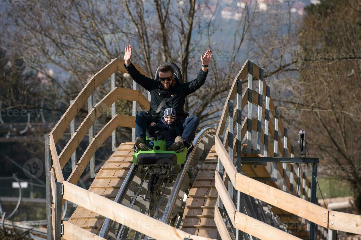 far och son åtnjuter körning på alpina underlägg foto