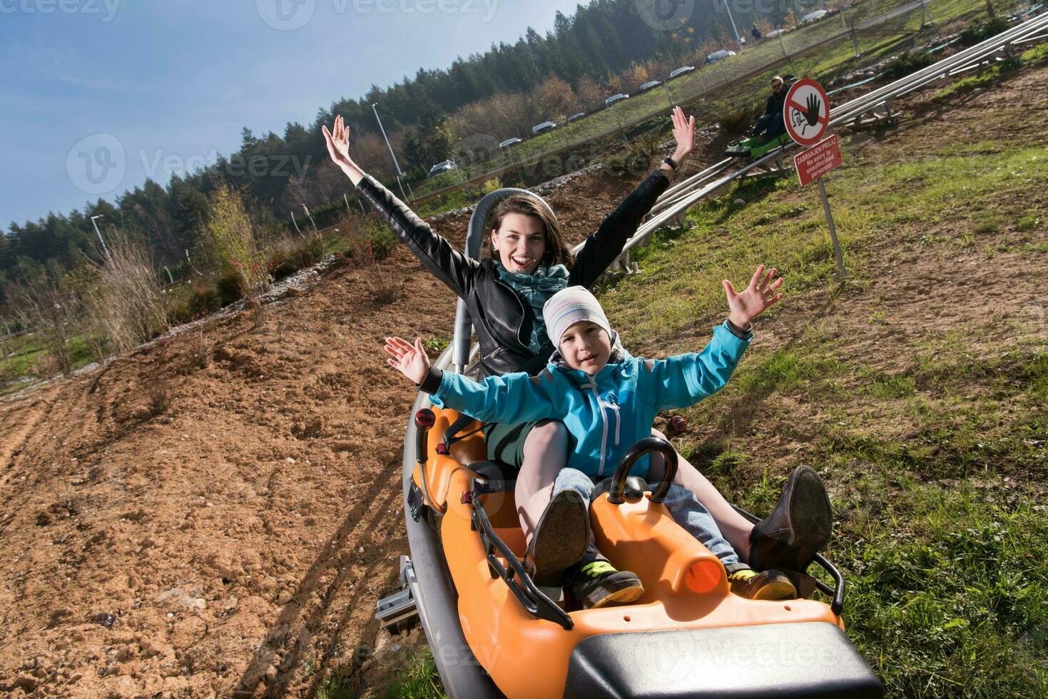 mor och son åtnjuter körning på alpina underlägg foto