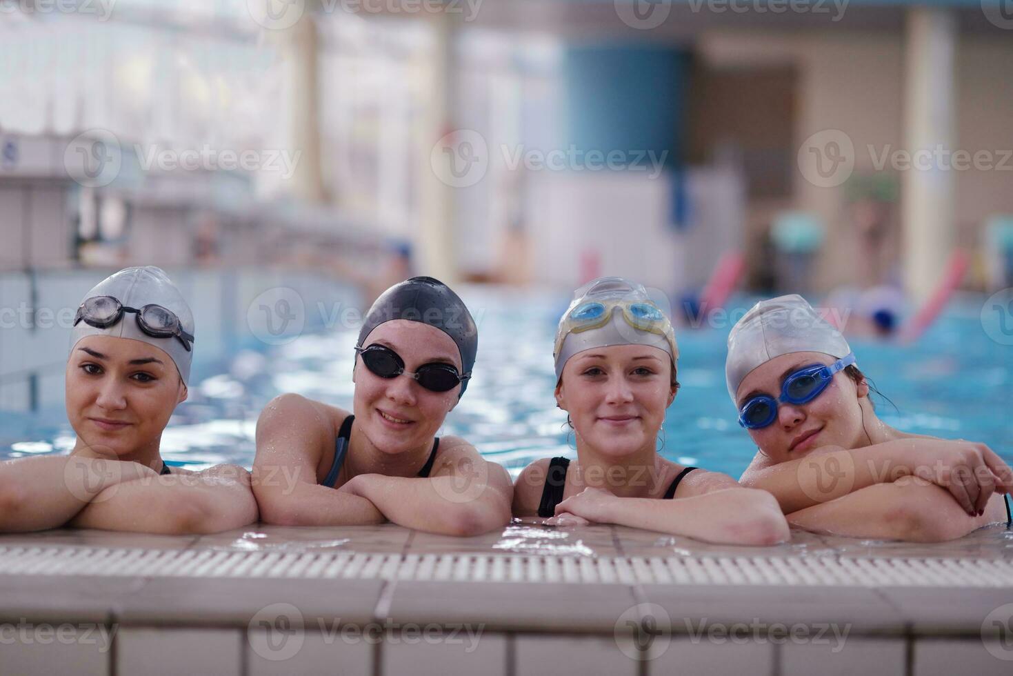 Lycklig tonåring grupp på simning slå samman foto