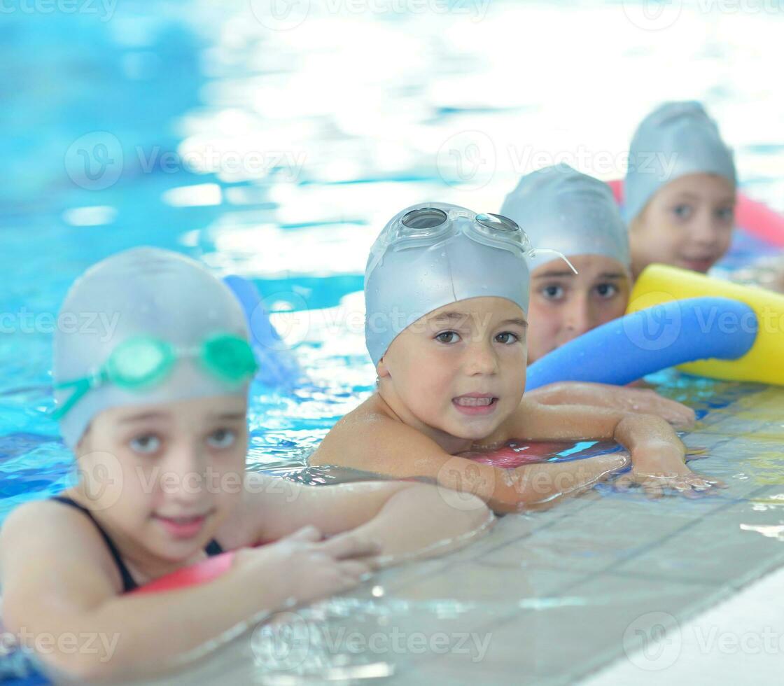 barngrupp vid poolen foto