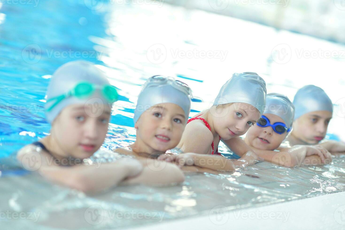 barngrupp vid poolen foto