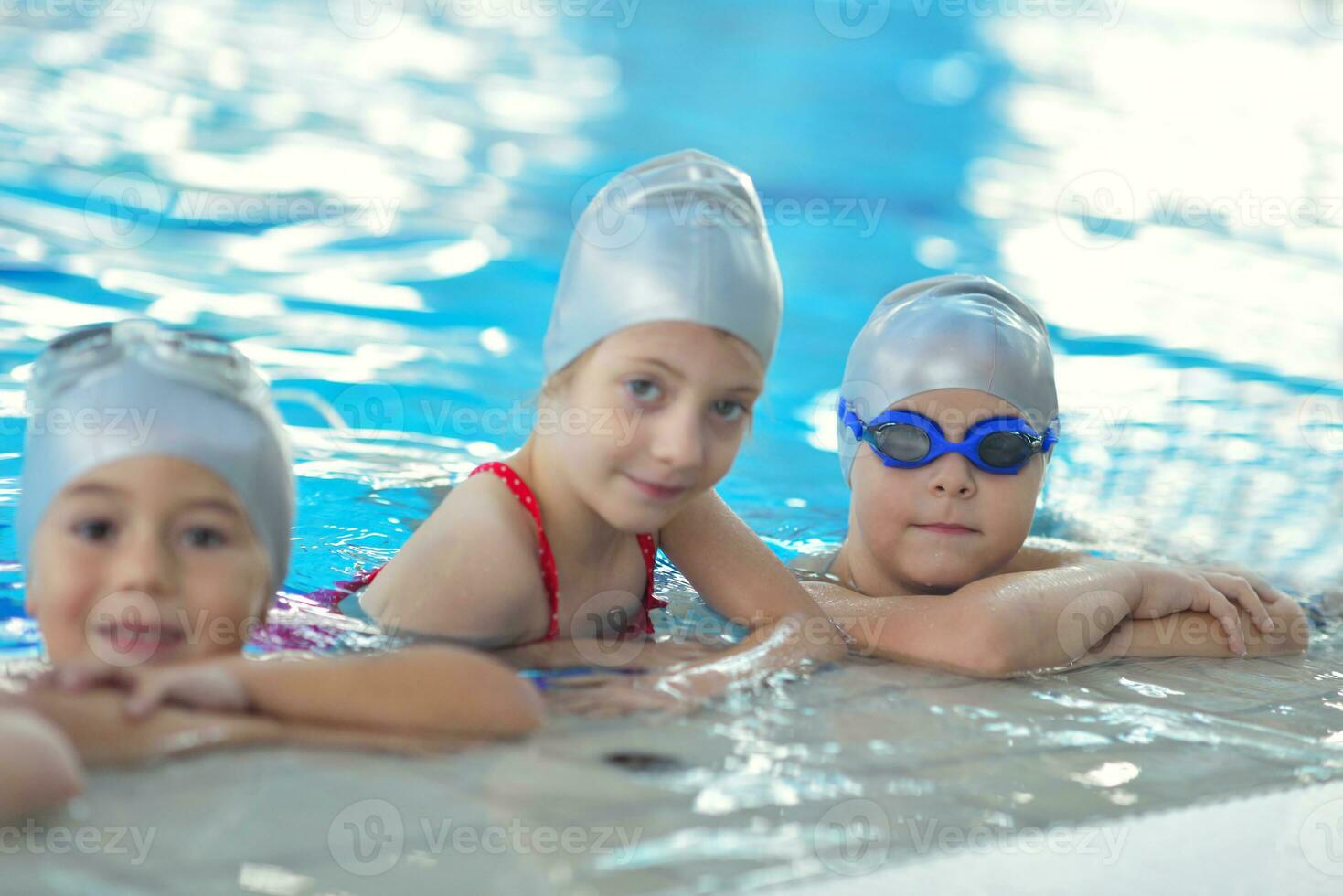 barngrupp vid poolen foto