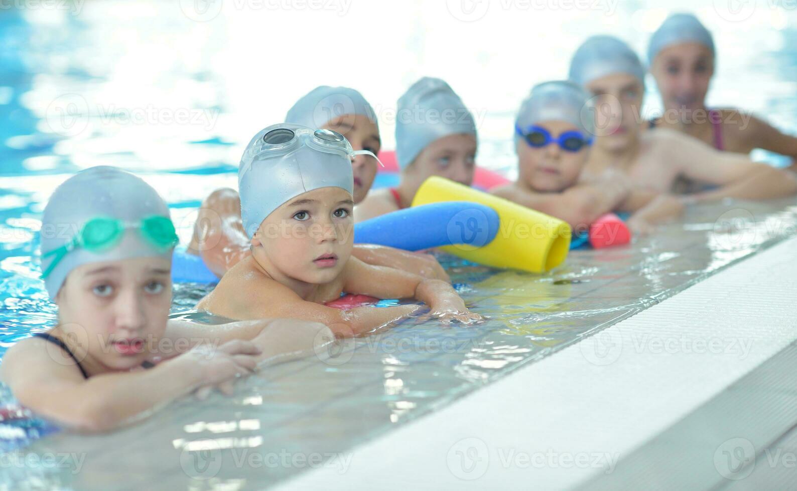 barngrupp vid poolen foto