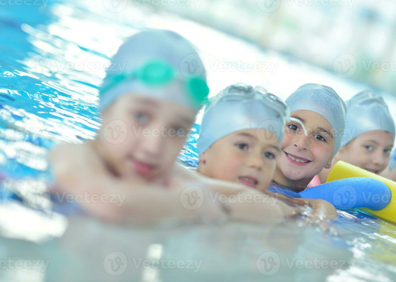 barngrupp vid poolen foto