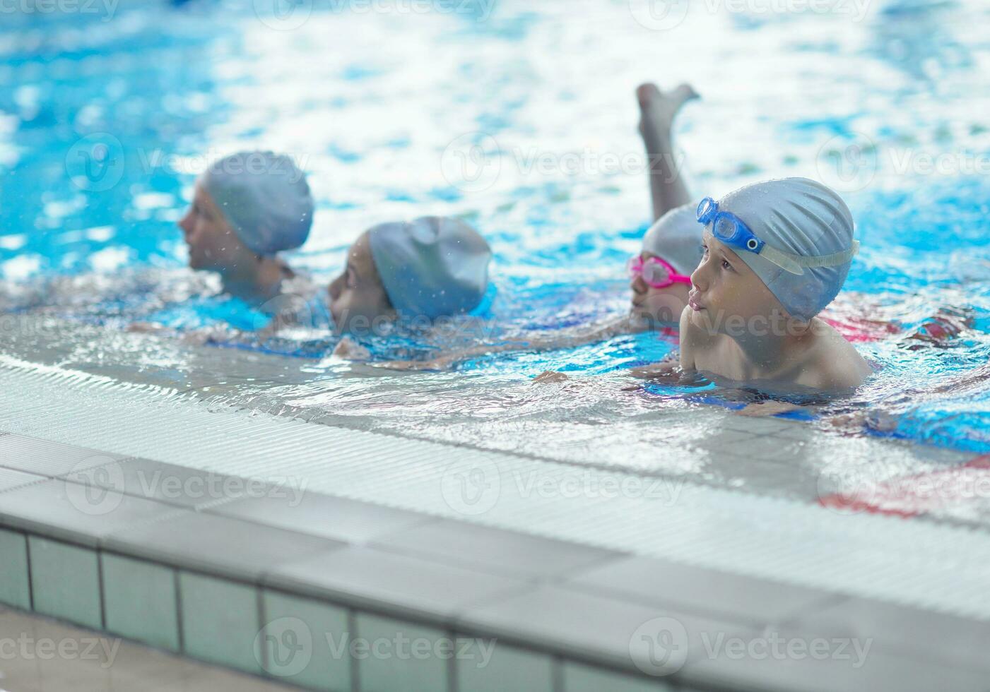 barngrupp vid poolen foto