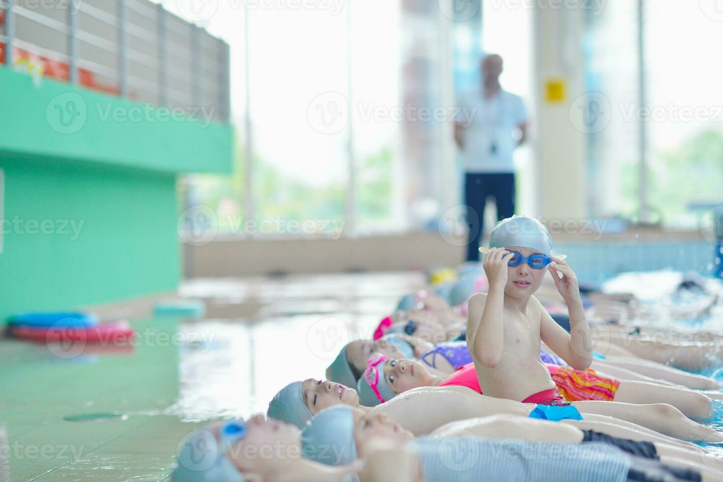 barngrupp vid poolen foto