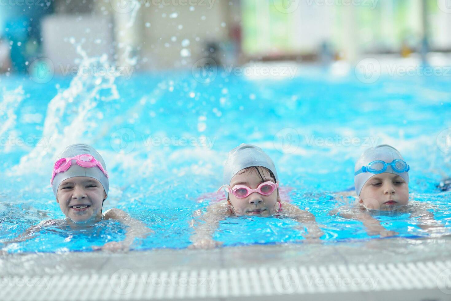 barngrupp vid poolen foto