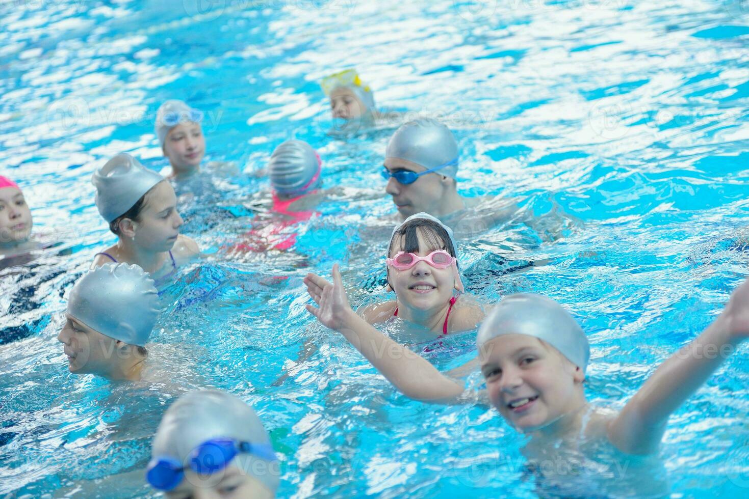 barngrupp vid poolen foto