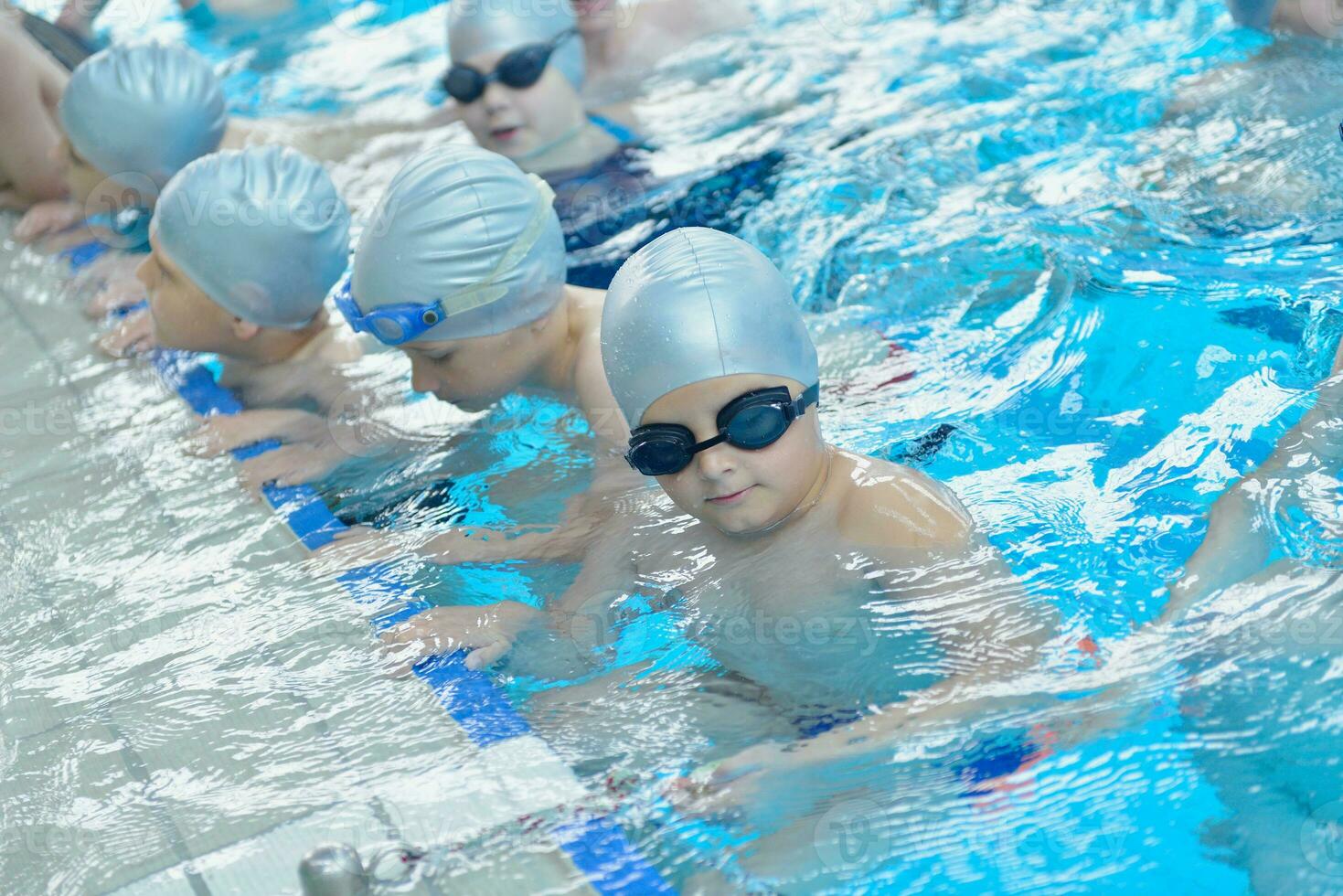 barngrupp vid poolen foto