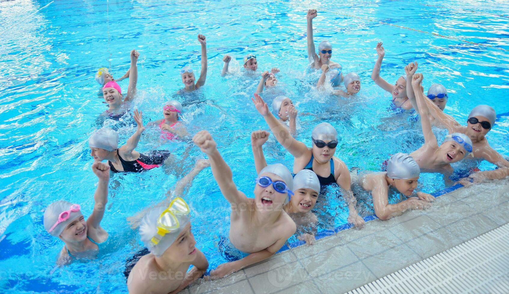 barngrupp vid poolen foto