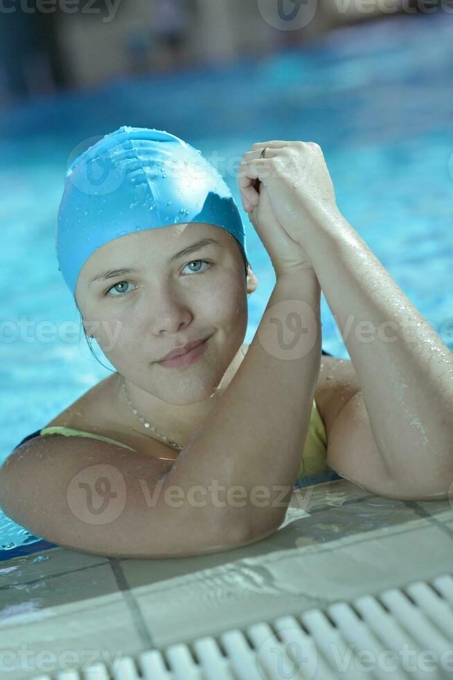 Lycklig barn på simning slå samman foto