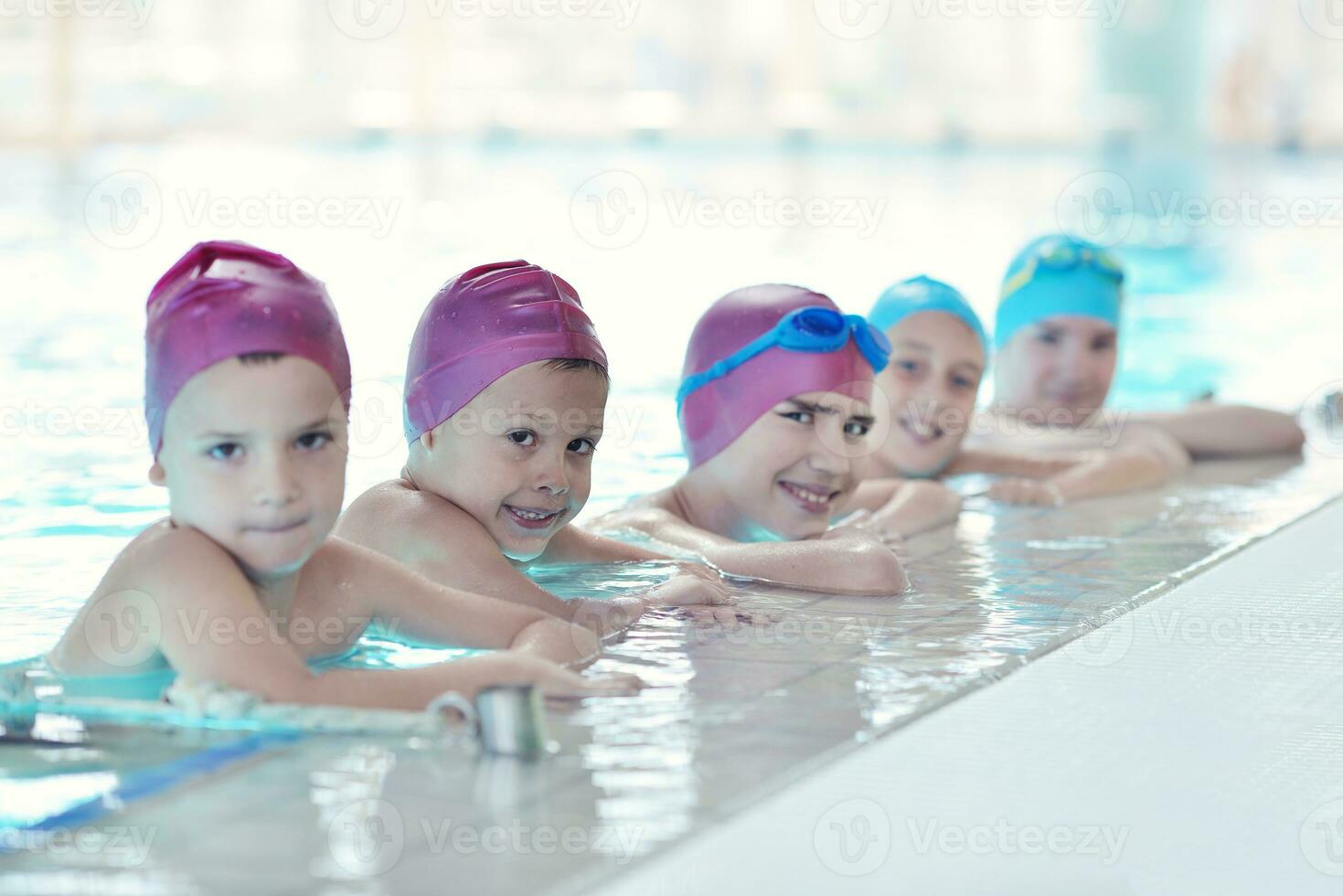 glada barngrupp vid poolen foto