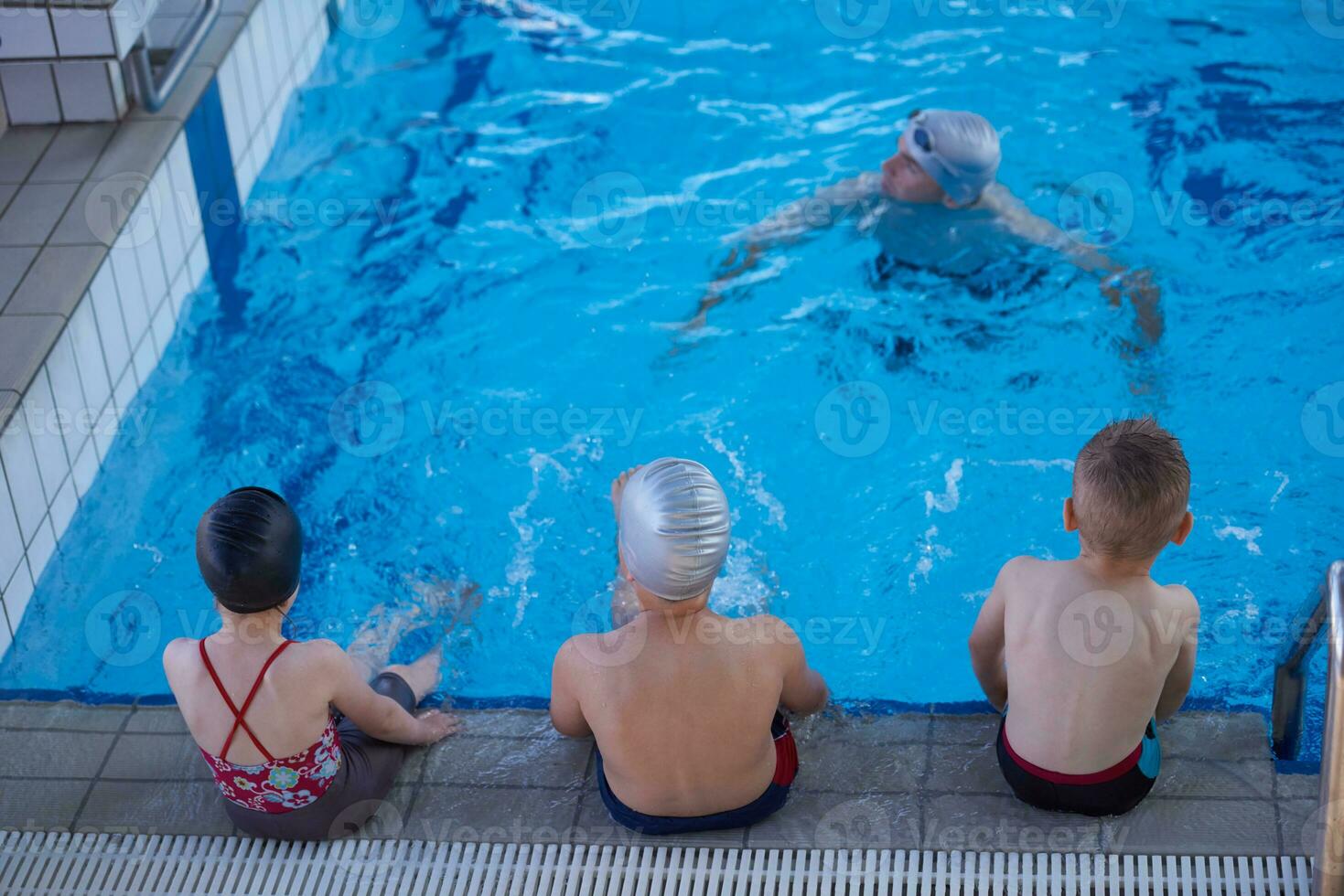 barn grupp på simning slå samman skola klass foto