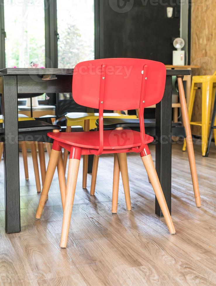 modern röd stol inredning i vardagsrummet foto