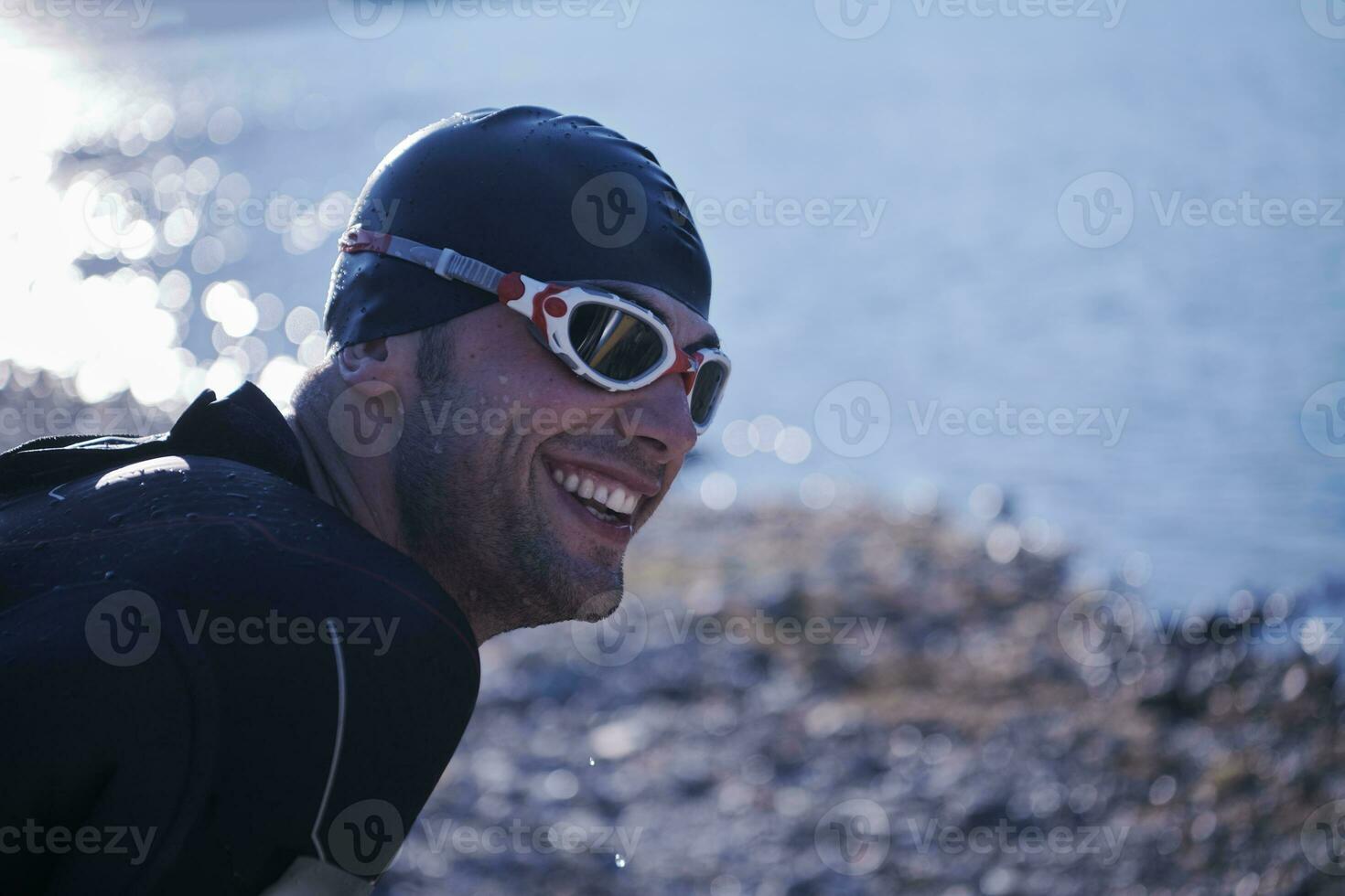 triathlon atlet börjar simträning på sjön foto