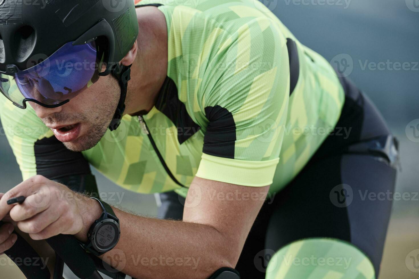 närbild av triathlon atlet ridning cykel foto