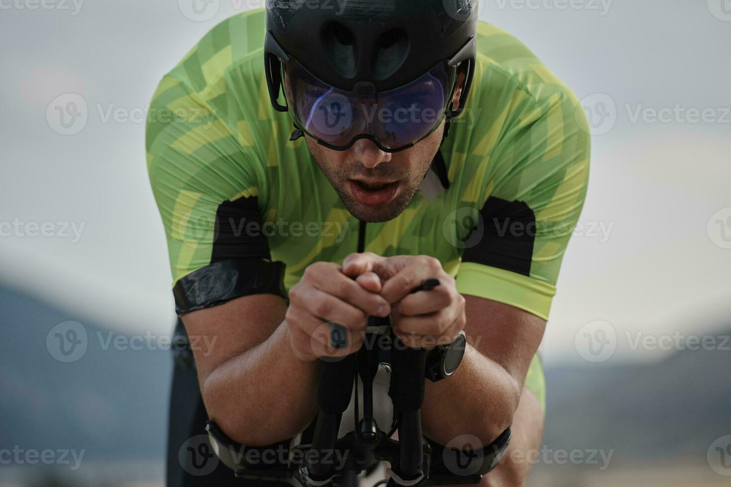 närbild av triathlon atlet ridning cykel foto