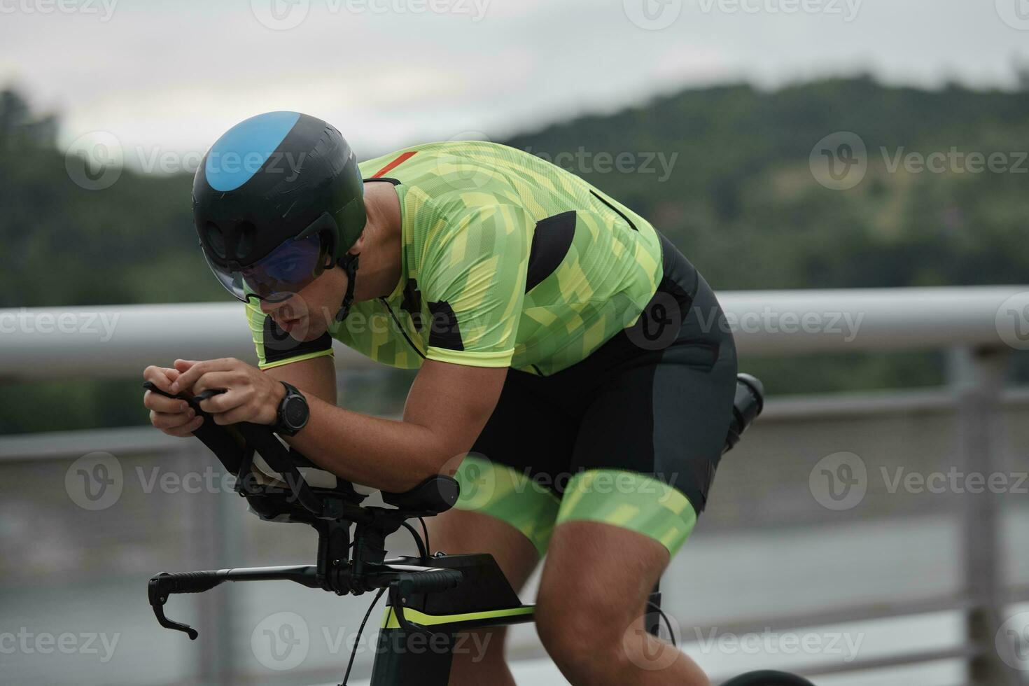 triathlonatlet som cyklar på morgonträning foto