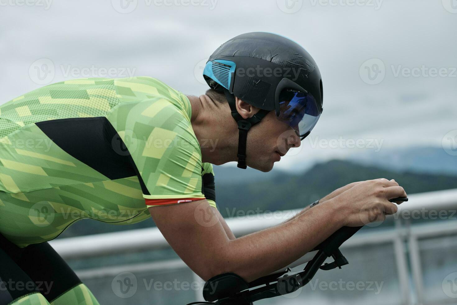 triathlonatlet som cyklar på morgonträning foto