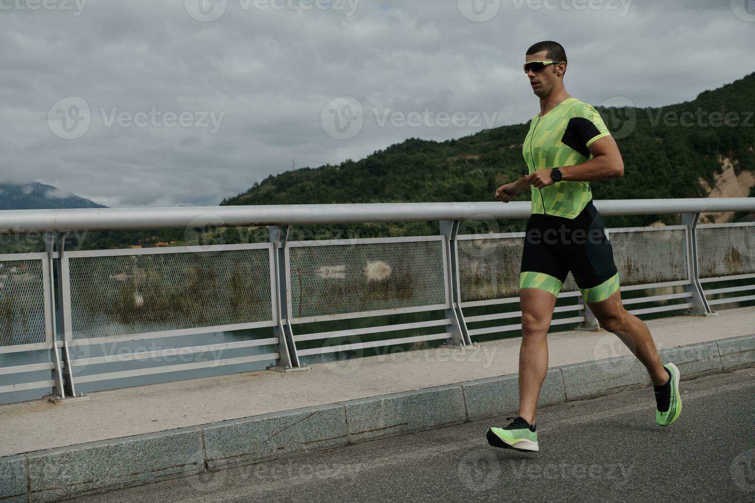 triathlon idrottare springer på gatan foto