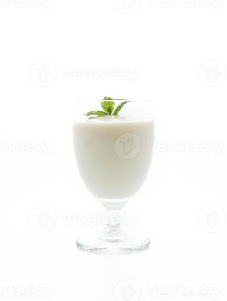 ett glas yoghurt på vit bakgrund foto