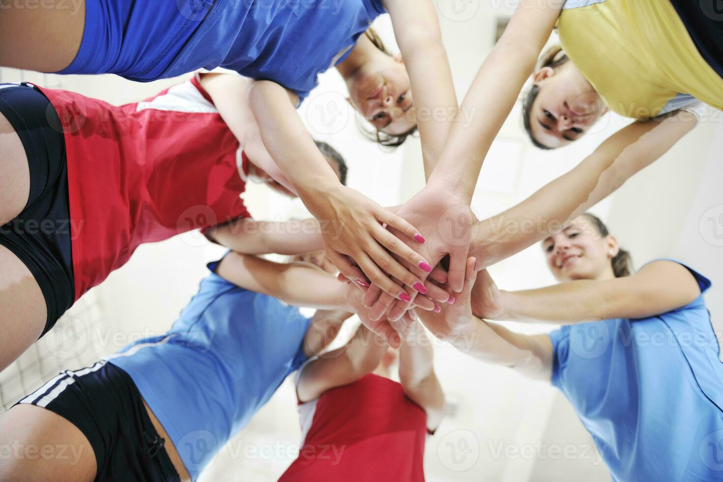 tjejer som spelar volleyboll inomhusspel foto