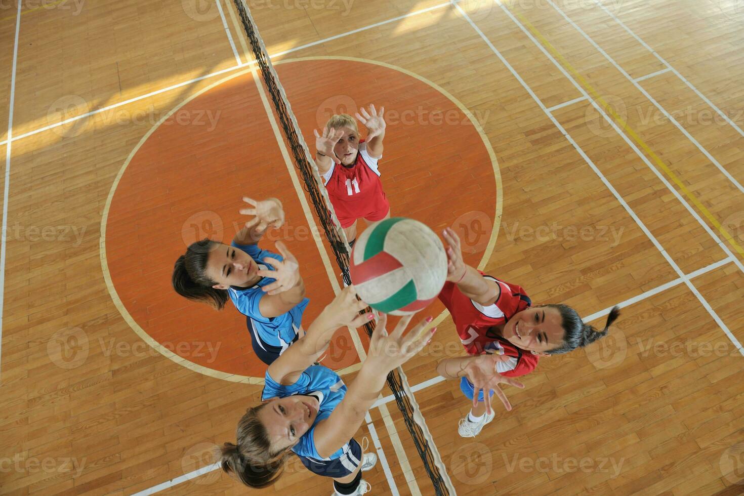 tjejer som spelar volleyboll inomhusspel foto