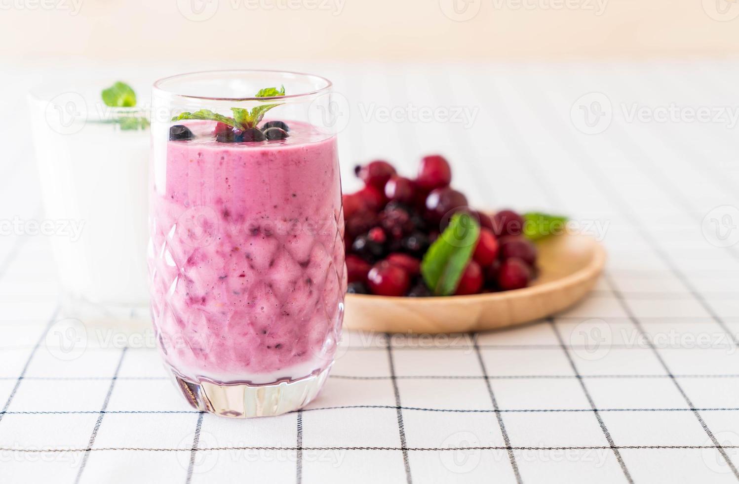 blandade bär med yoghurtsmoothies på bordet foto