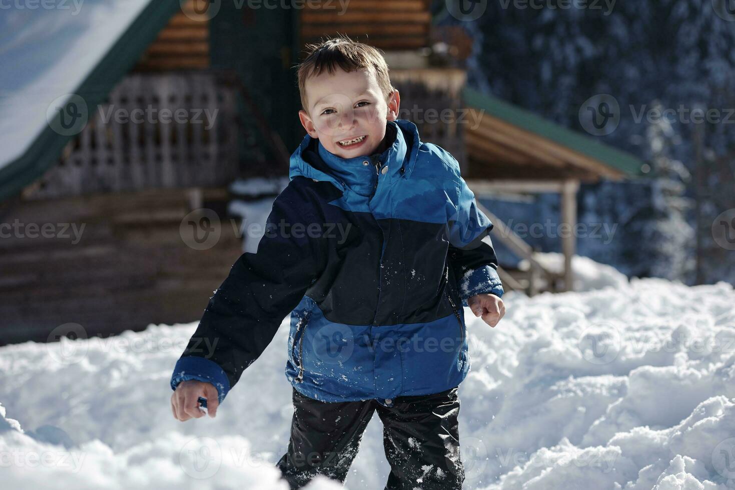 barn spelar med färsk snö foto