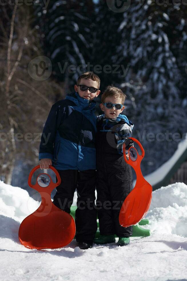 porträtt av liten Pojkar på vinter- dag foto