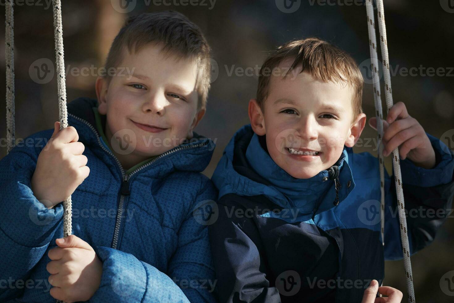 porträtt av liten Pojkar på vinter- dag foto