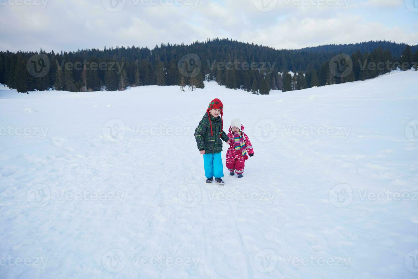 barn gående på snö foto