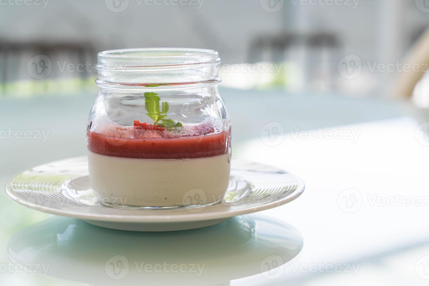 hemlagad dessert panna cotta med jordgubbsås foto