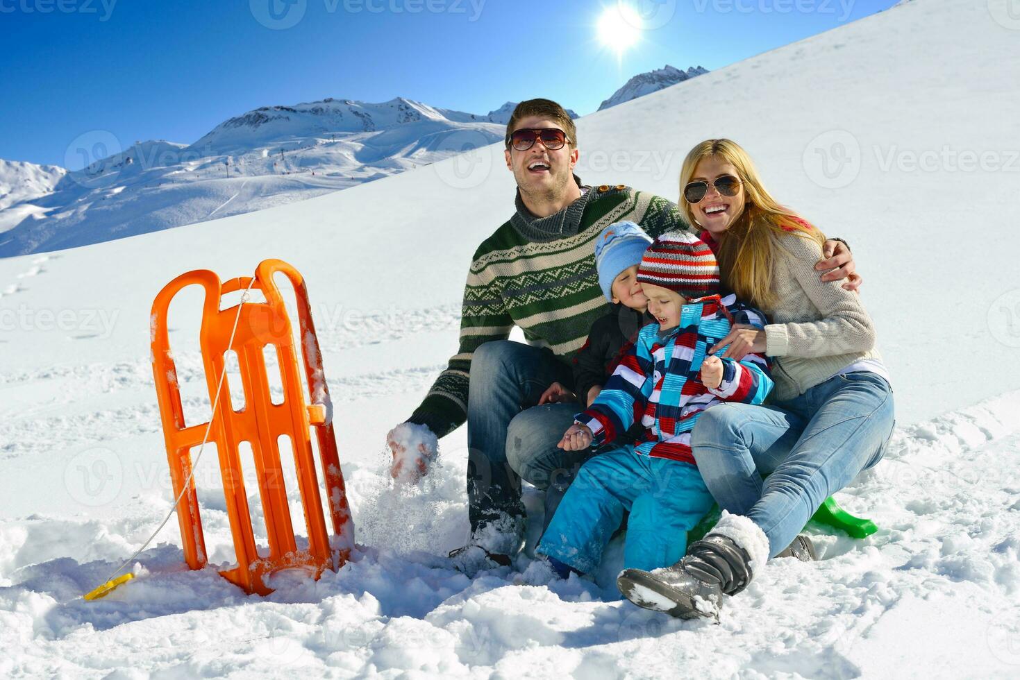 familj har roligt på färsk snö på vinter- semester foto