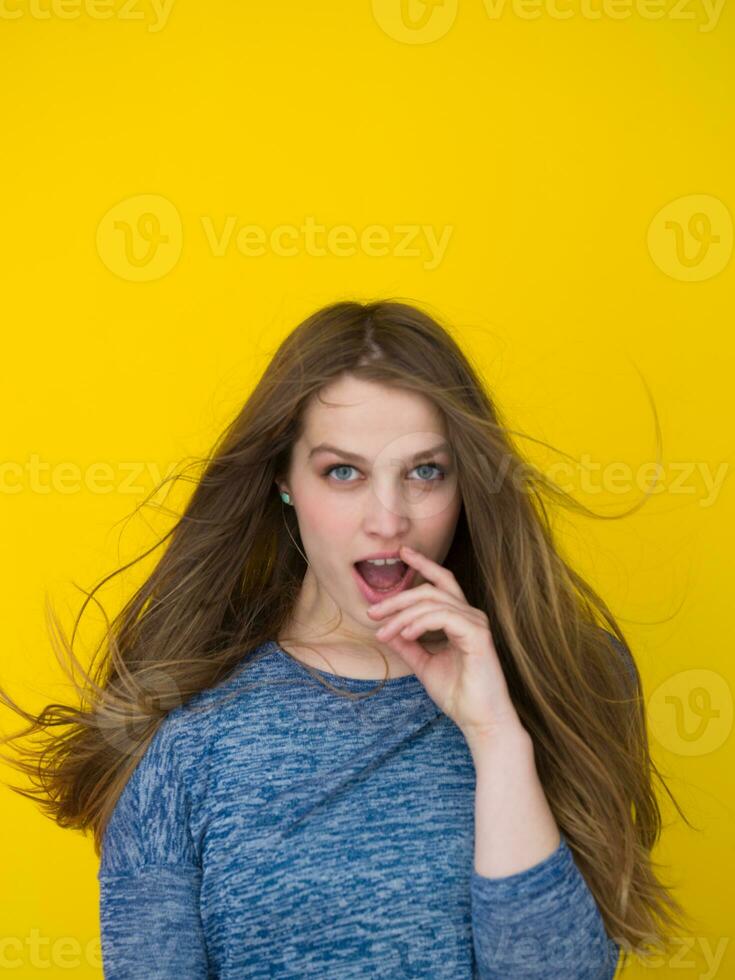 Söt kvinna spelar med henne lång silkig hår foto