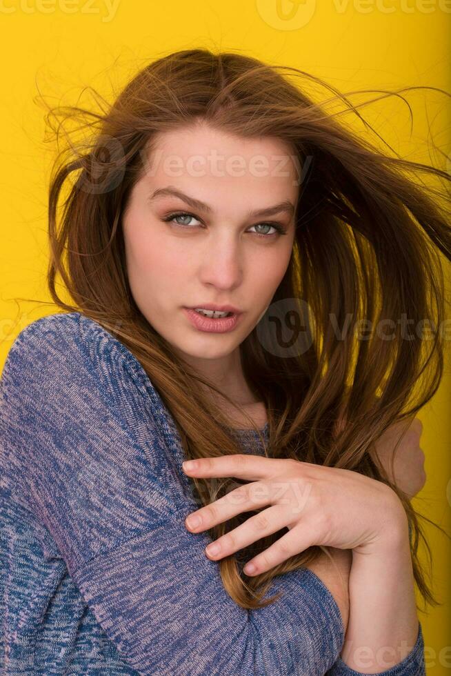 Söt kvinna spelar med henne lång silkig hår foto