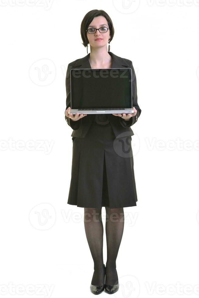 företag kvinna arbetssätt på bärbar dator isolerat på vit foto