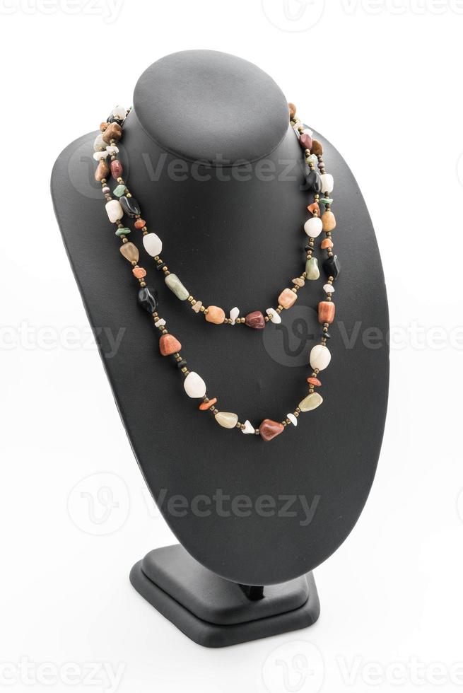 vackert och lyxigt halsband med smycken står hals på vitt foto