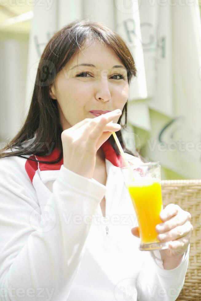 kvinna dryck juice utomhus- foto